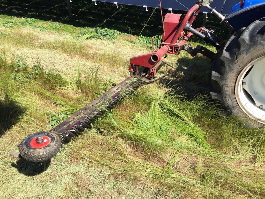 004 - Tracteur avec faucheuse spéciale photovoltaique.jpg