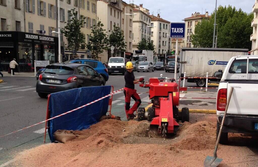 Toulon, Dessouchage par rognage, mairie de Toulon.JPG