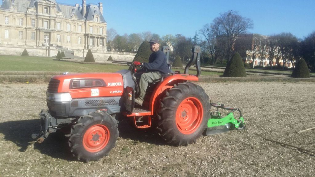 SEM, Désherbage mécanique château de Maisons à Maisons-Laffitte.jpg