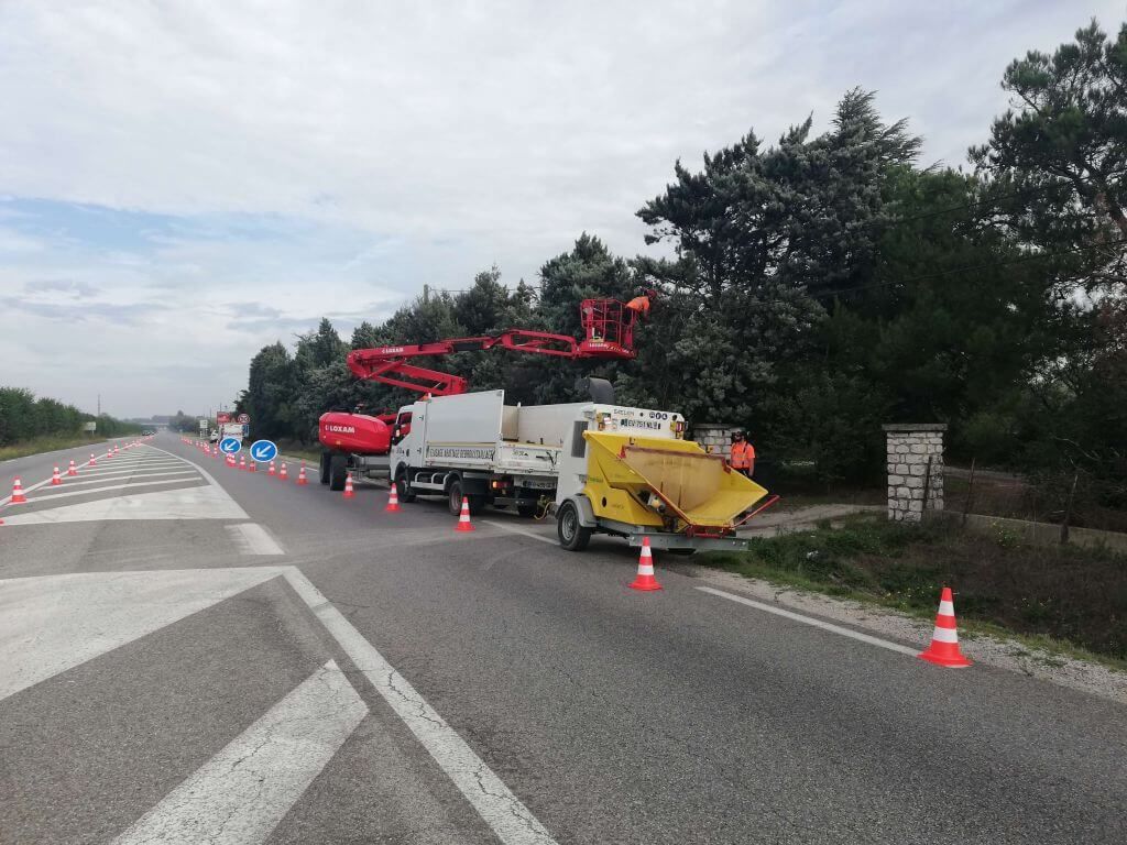 Avignon, Dégagement végétation pour Fibre optique Axione, Bédarrides.jpg