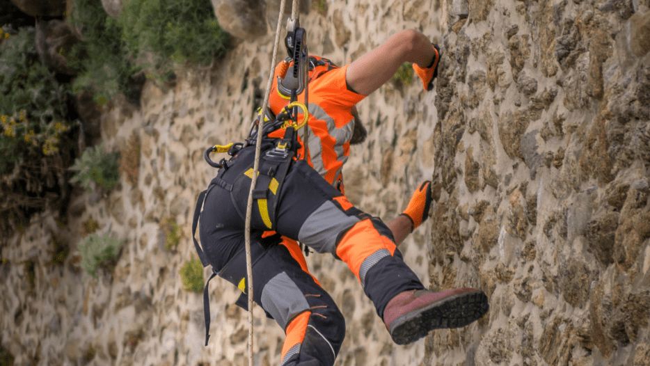 2020_09_serpe_rennes_debroussaillage_acrobatique_remparts_saint_malo_ille_et_vilaine.png