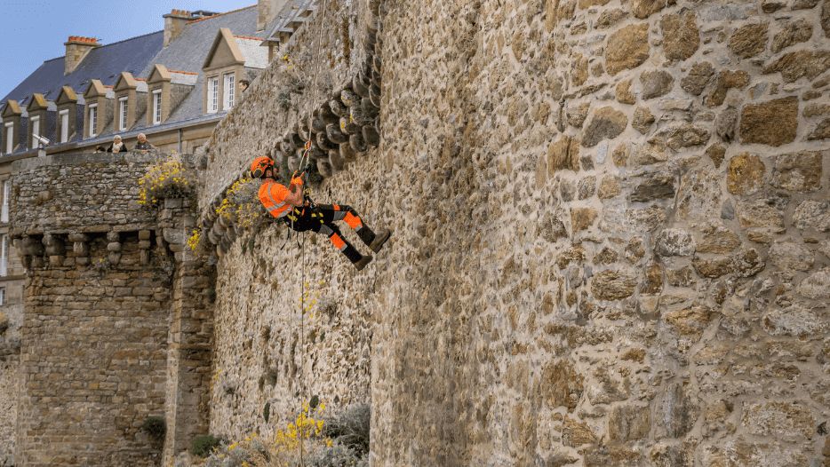 2020_09_serpe_rennes_debroussaillage_acrobatique_remparts.png