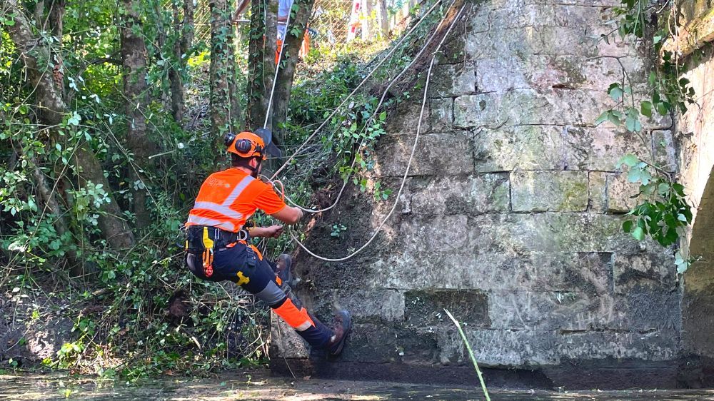 débroussaillage acrobatique à Saint-Savinien-sur-Charente