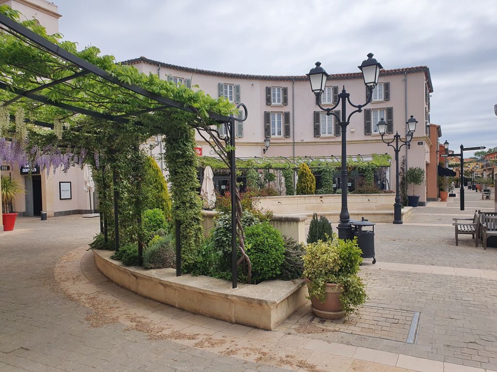 Arles - Miramas - Aménagement paysager et entretien du Village des Marques - 2021 (1).jpg
