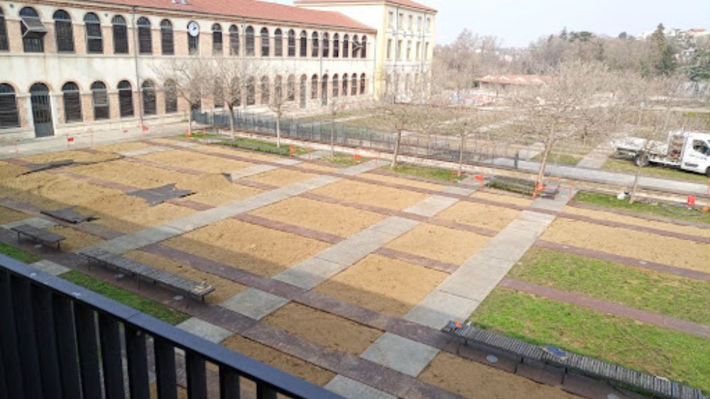 Réfection des massifs de la cartoucherie jardin haut à Bourg lès valence 6.jpg