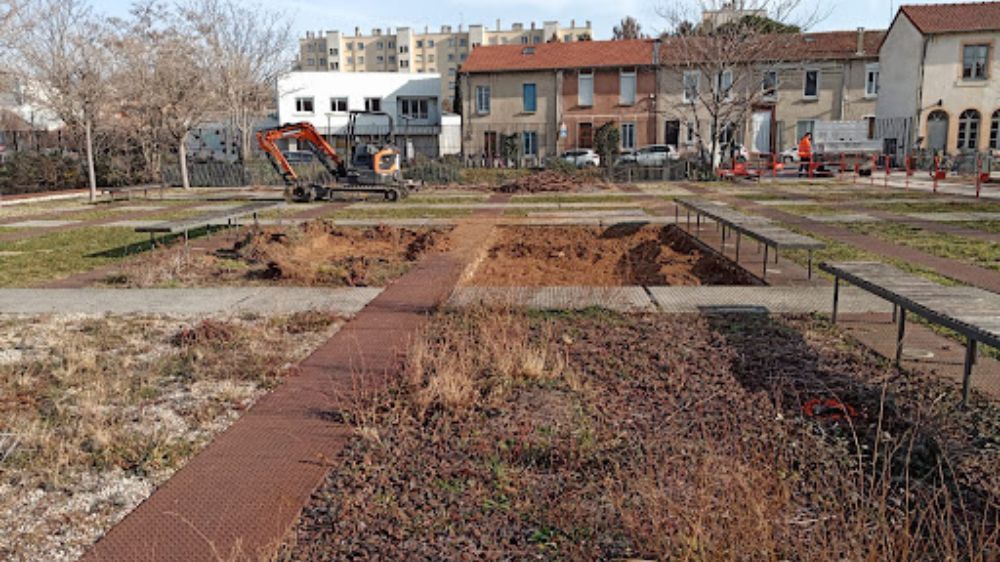 Réfection des massifs de la cartoucherie jardin haut à Bourg lès valence.jpg