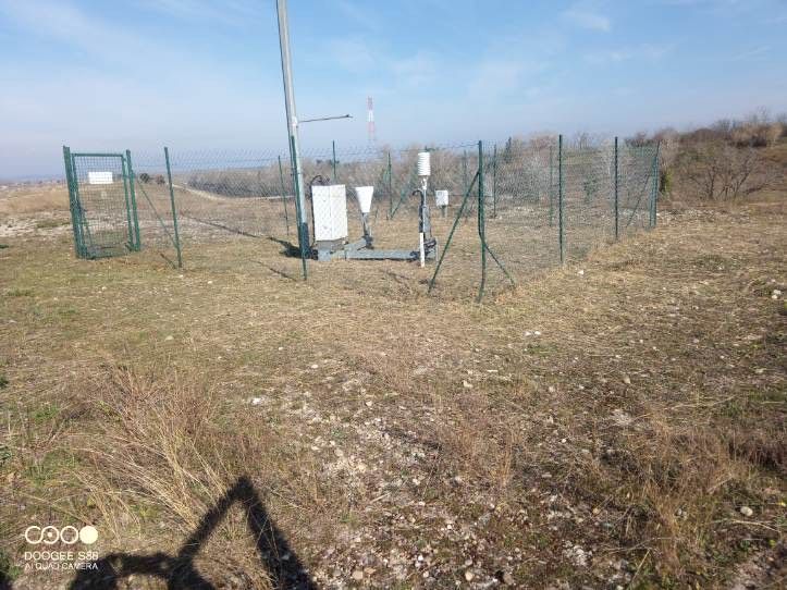 arles - entretien du site météo france à tarascon.jpg