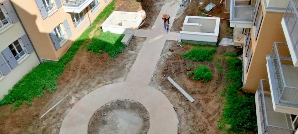 Aménagement paysager d'un cheminement de jardin commun en béton.jpeg