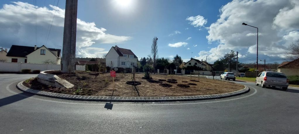 Remise en état et plantation du Rond point de Larchant. (3).jpeg